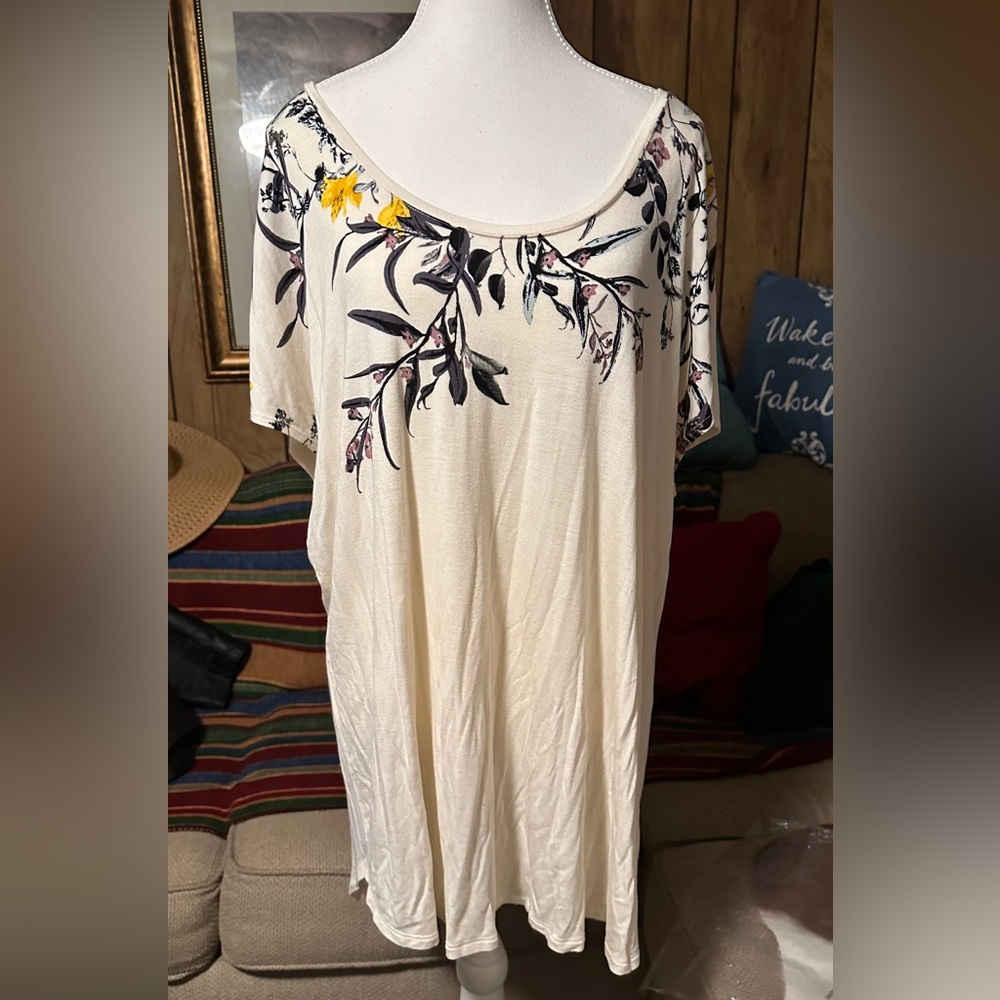 Maurice’s 24/7 Collection Cream Floral Short Sleeve Tee, 2X